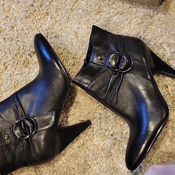 Marc Fisher Black Leather Bootie Size 7.5 - Picture 2 of 6